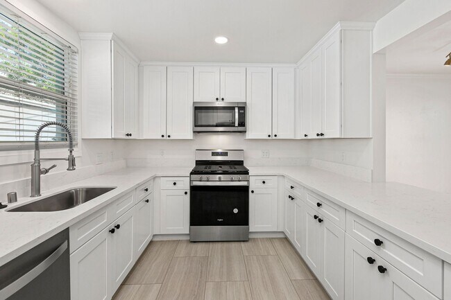 Building Photo - In the heart of the Coronado Village!