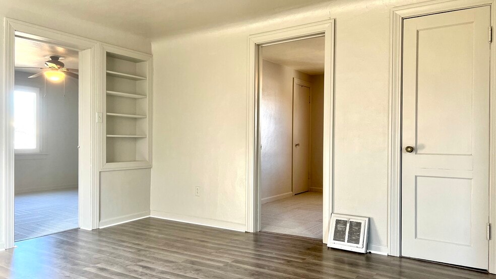 Living Rm - 420 Taylor St