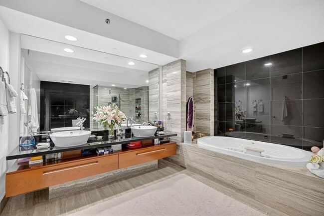 Building Photo - 101 S Fort Lauderdale Beach Blvd