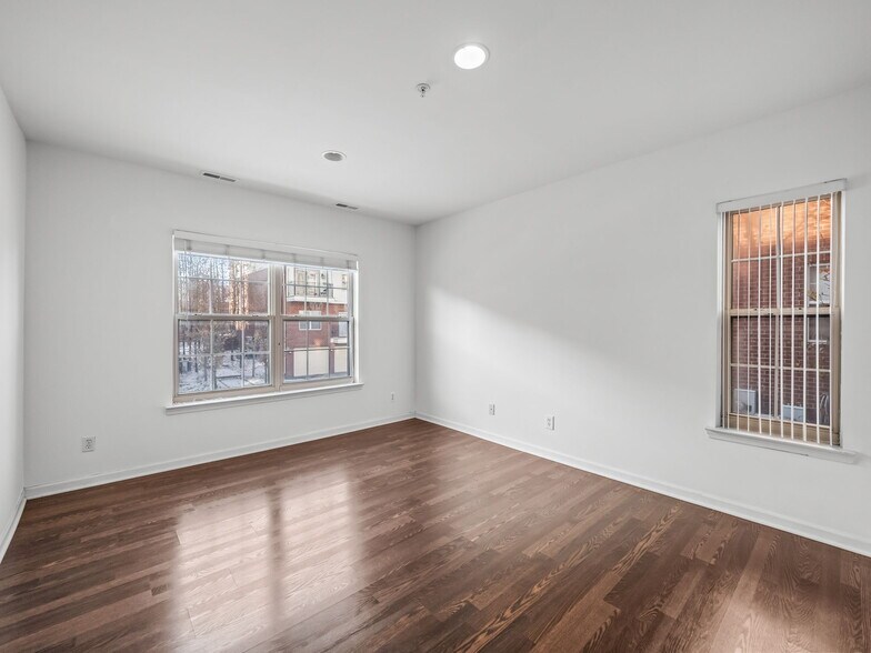 Building Photo - 3094 Camden Dr