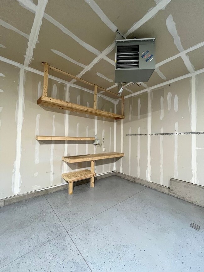 Building Photo - 4 Bed/3.5 Bath with 4 Stall Heated Garage!