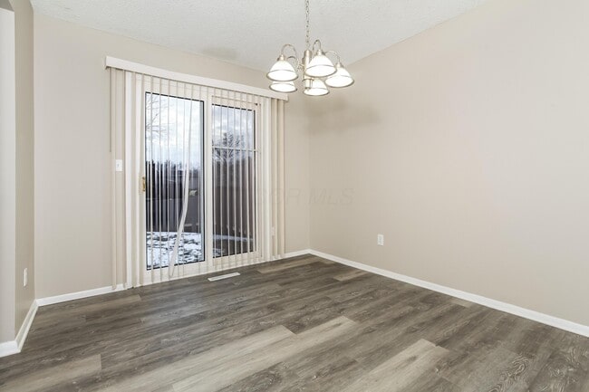 Building Photo - 2033 Queensbridge Dr