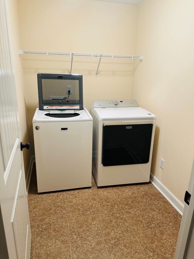 Building Photo - Spacious 4BR Home on 1.98 Acres with Modern Finishes in Tupelo Hills