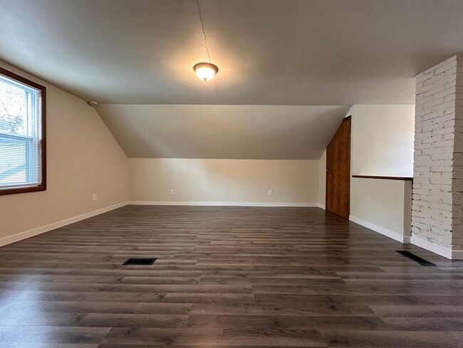 Building Photo - Recently Renovated Single Family Home Avai...