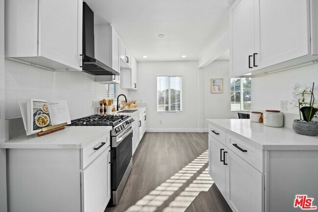 Building Photo - 1368 W Summerland Ave
