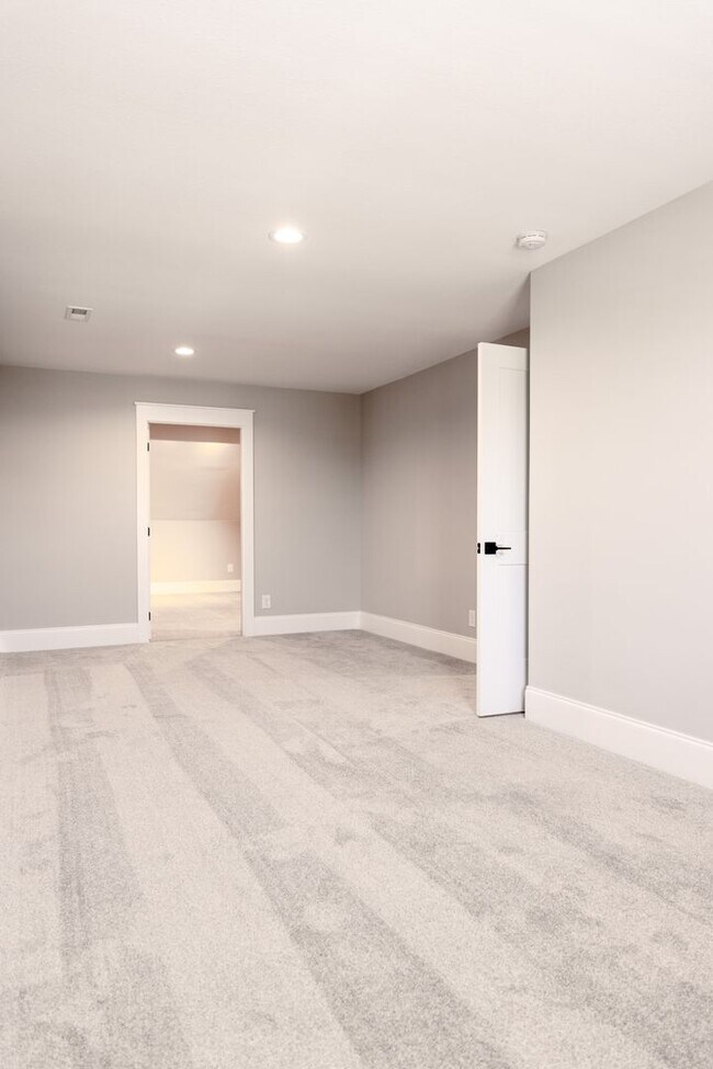 Building Photo - Elegant All-Brick Townhome in a Gated Community in Sango