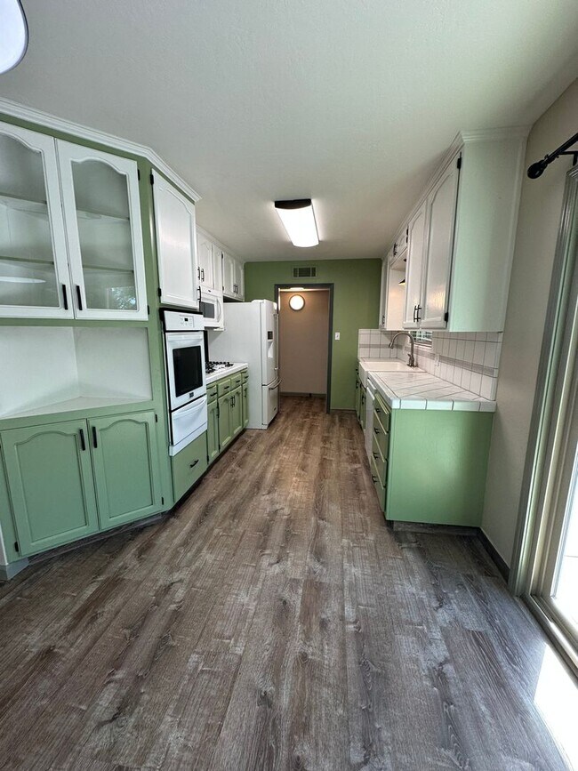 Building Photo - SE Visalia home with pool coming soon! All utilities included