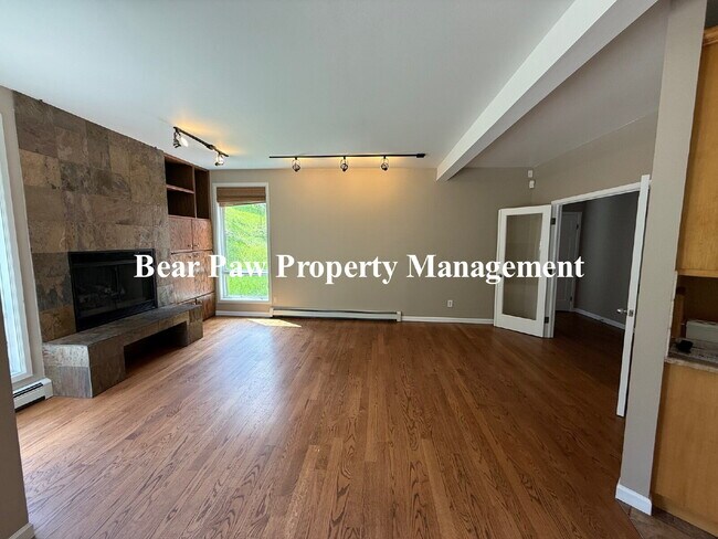 Building Photo - Beautiful Home in Riva Chase!