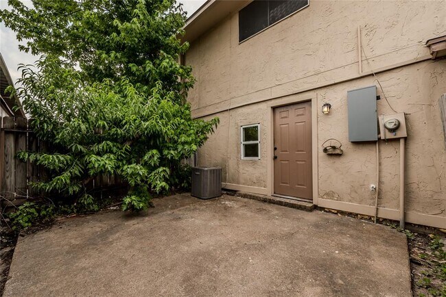 Building Photo - 1803 Country Village Blvd