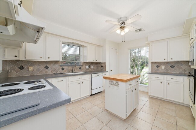 Building Photo - 11838 Riverview Dr