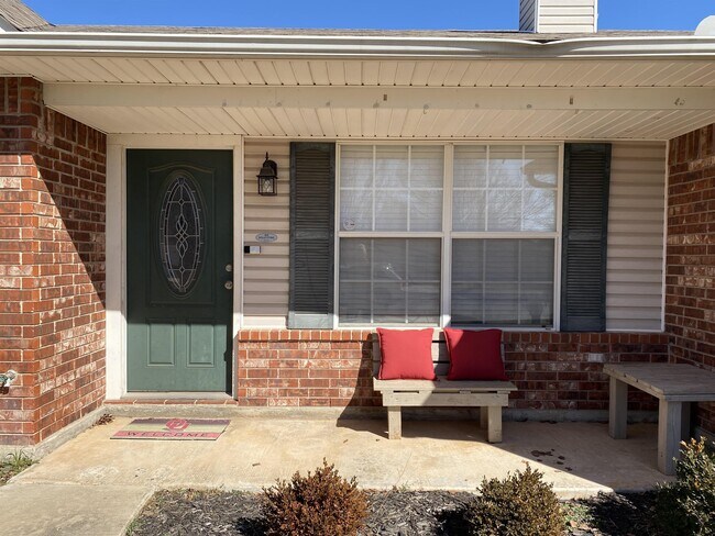 Building Photo - 909 N Windermere Dr