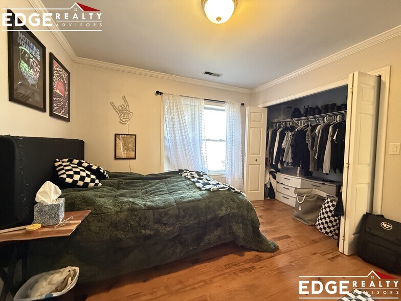 Building Photo - 140 Newton St