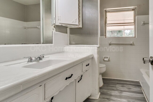 Building Photo - 8712 NE 25th St