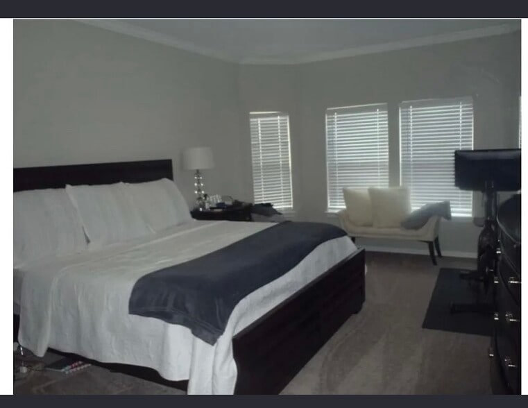 Building Photo - 2319 Jasper Pt