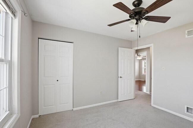 Building Photo - Stunning 3 Bedroom Townhome !