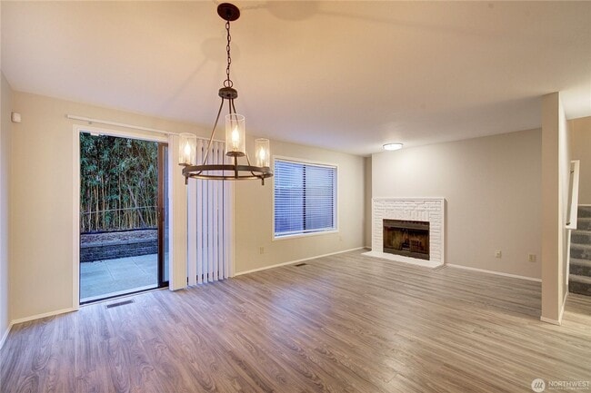 Building Photo - 2Bd/1.5Ba Kirkland Townhome