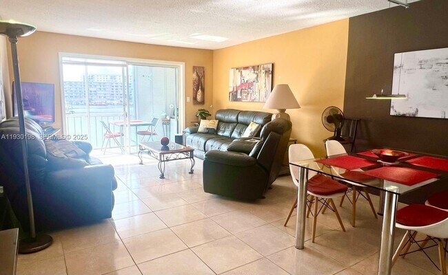 Building Photo - 2200 Diana Dr