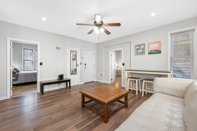 Building Photo - 586 Pleasant St