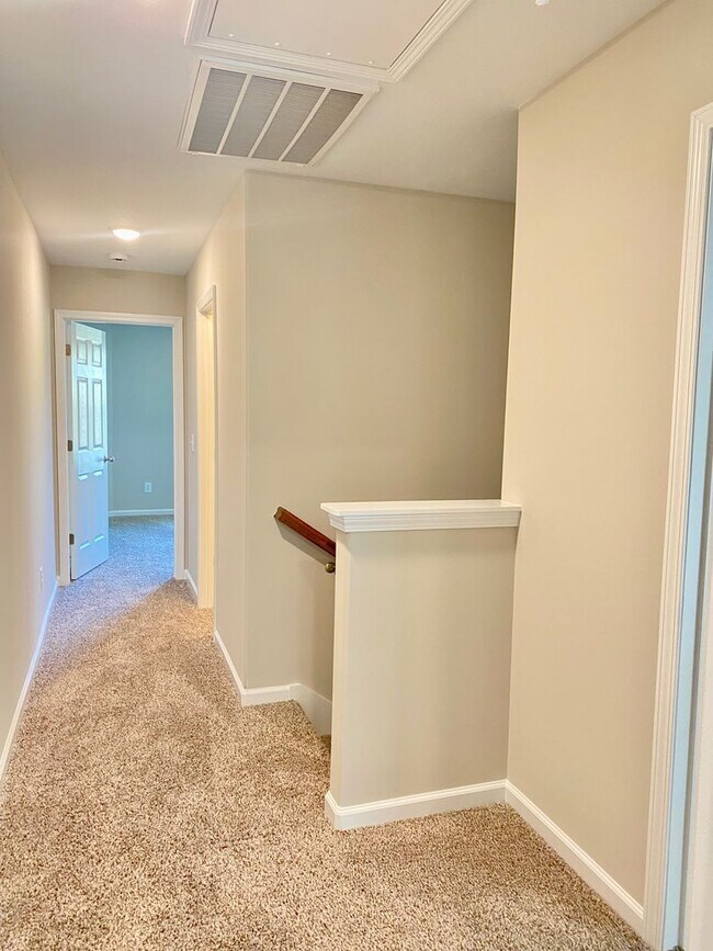 Building Photo - 943 Center Rd