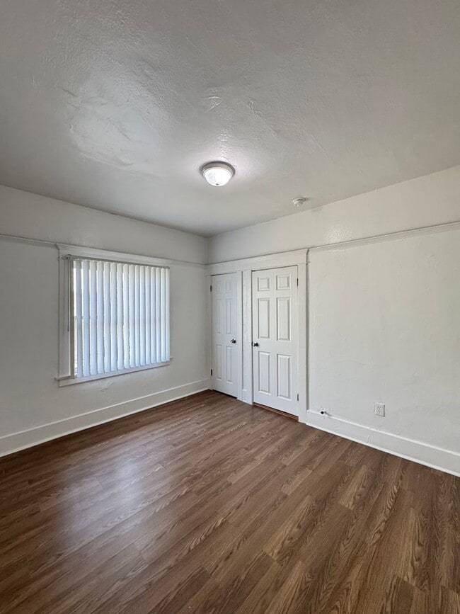 Building Photo - 458 W Vernon Ave