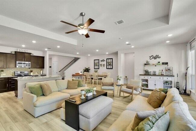 Building Photo - 632 Friar Tuck Dr