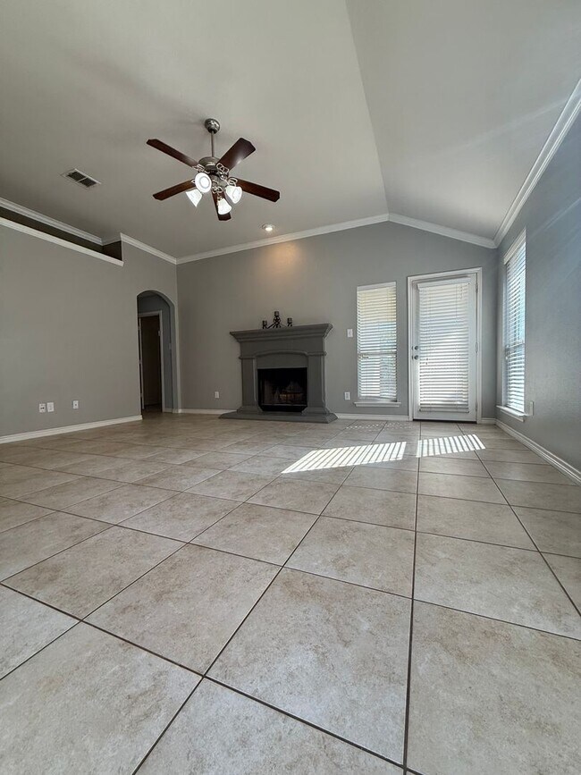 Building Photo - Adorable 4/2/2 located minutes from Weatherford High School