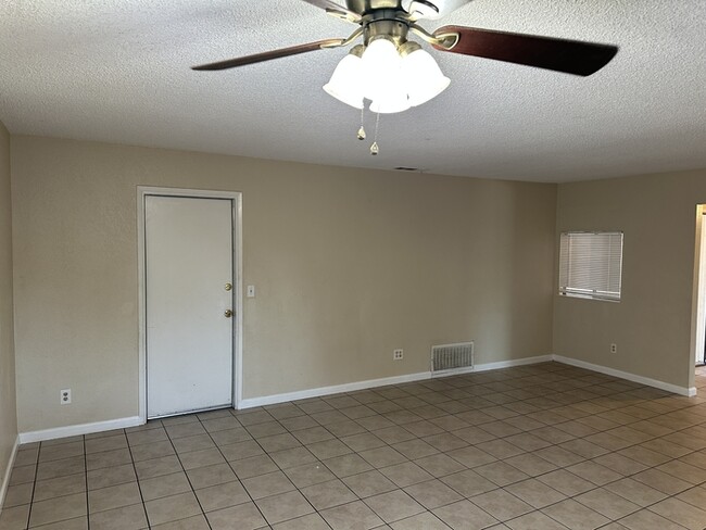 Building Photo - MANTECA 3 BEDROOM 2 BATH HOME