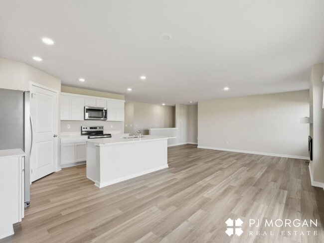 Building Photo - Spacious, Stylish, and Ready for You!