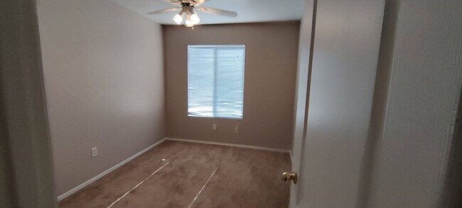 Building Photo - 1385 E Betsy Ln