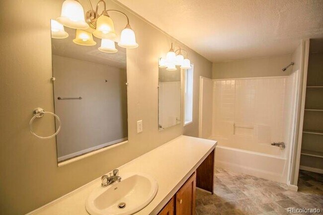 Building Photo - 3 bedroom 2 bath home with 1539 square feet!