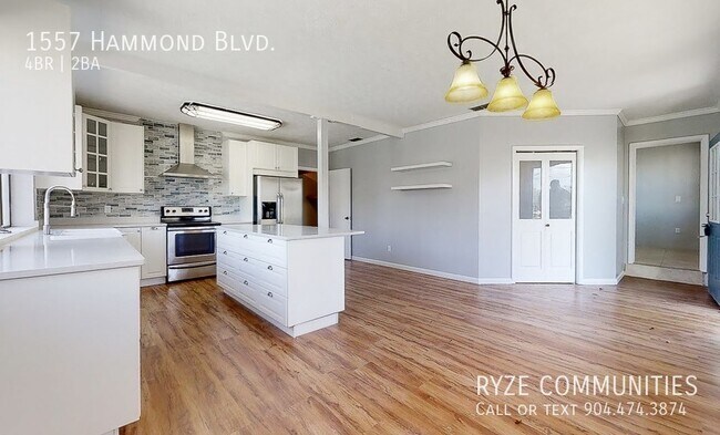 Building Photo - Beautiful Pool Home - Fenced in Yard - Sty...