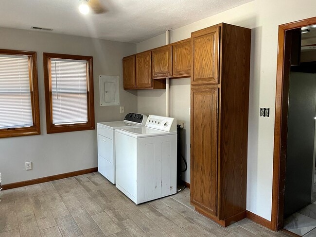 Building Photo - 3 bed 2 bath home