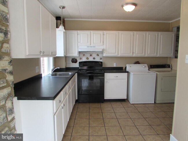 Building Photo - 115 N Reservoir St