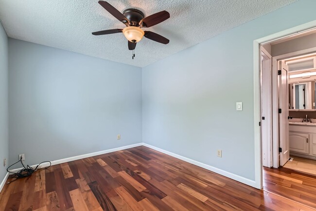 Building Photo - 4 Bedroom 2 Bath House In Louisville! Avai...