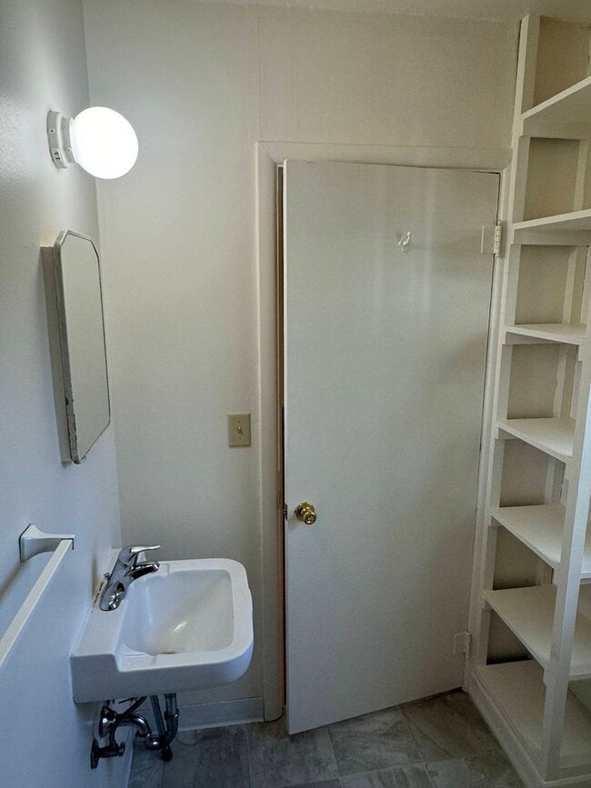 Building Photo - Studio in Eugene