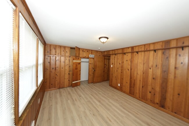 Building Photo - 1005 Hawthorn Ave