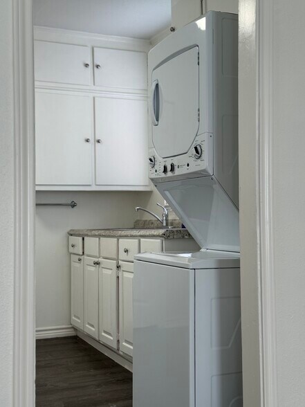 Building Photo - 513 Eleanor Ave