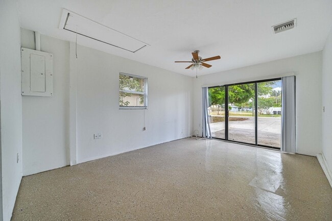 Building Photo - **3/2 House in San Carlos - Huge fenced backyard - City Water**