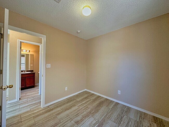 Building Photo - East 3 Bdrm 2 Bath