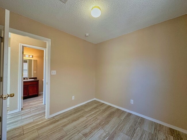 Building Photo - Eastside 3 Bedroom 2 Bath