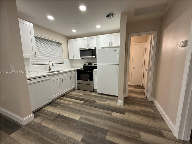 Building Photo - 3033 NW 43rd Ave