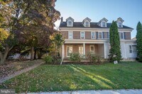 Building Photo - 709 E 20th St