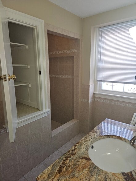 Building Photo - 813 Appleseed Ct