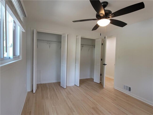 Building Photo - 113 Meadowbrook Dr