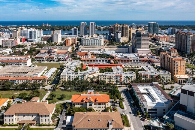 Building Photo - 630 S Sapodilla Ave