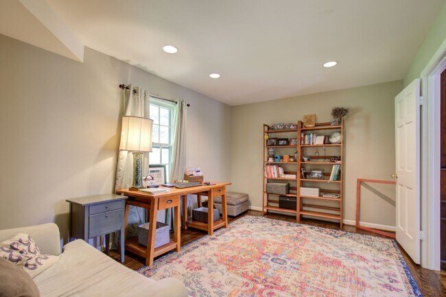Building Photo - Cool Colonial in North Chevy Chase!