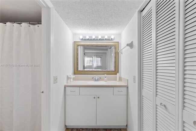 Building Photo - 1145 N Shannon Ave