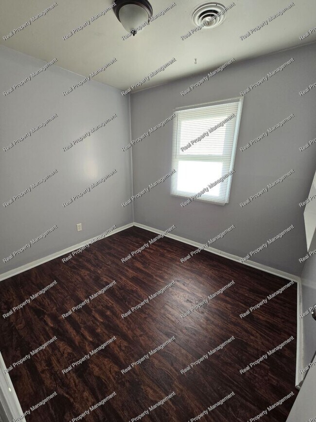 Building Photo - Updated Hobart Ranch