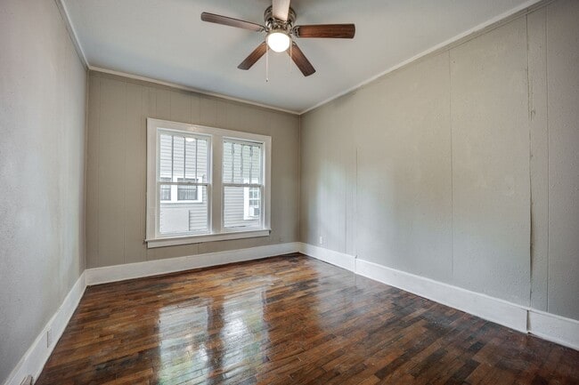 Building Photo - Freshly Updated 3 Bedroom House