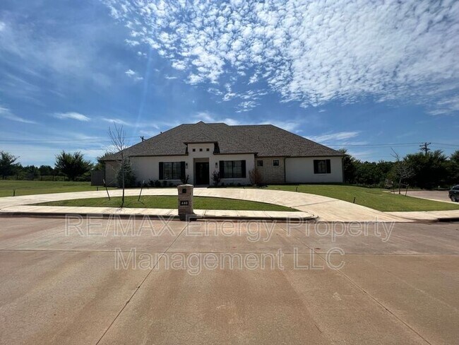 Building Photo - 440 St Claire Dr